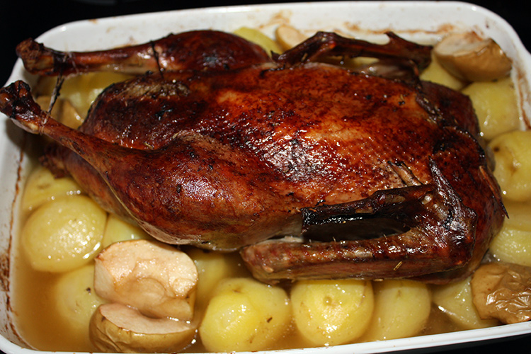 Утка, запеченная с яблоками и картофелем